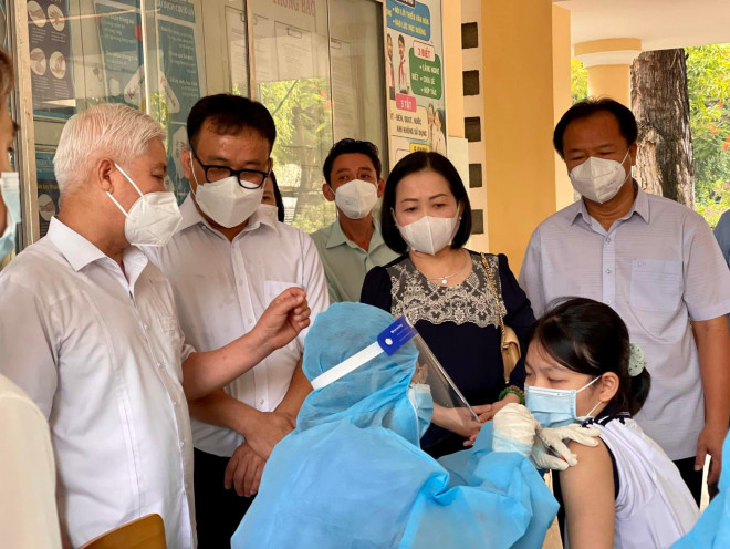 Ông Nguyễn Văn Lợi, Bí thư Tỉnh ủy Bình Dương (ngoài cùng bên trái) kiểm tra công tác tiêm vắc xin cho trẻ em dưới 12 tuổi