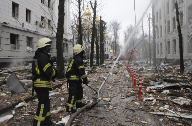 Lực lượng cứu hỏa dập tắt một tòa nhà của Cơ quan An ninh Ukraine (SBU) sau một vụ tấn công bằng tên lửa ở Kharkiv (Ukraine). Ảnh: AP&nbsp;