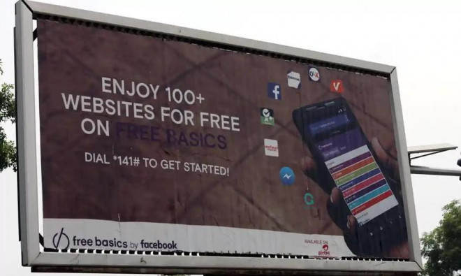 Một bảng quảng cáo dịch vụ Facebook Free Basics trên một con phố ở thủ đô Abuja (Nigeria). Ảnh: Reuters/Alamy