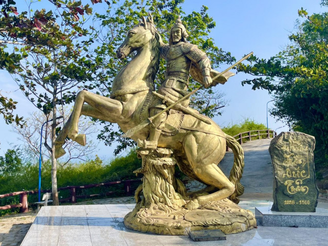 Bức tượng Đức Thánh Trần Hưng Đạo đặt trên KDL Hồ Mây Park Vũng Tàu