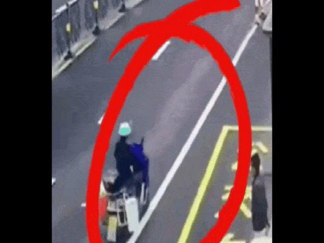 Phi thường - kỳ quặc - Quên đội mũ bảo hiểm trên đường, người đàn ông dùng chiêu độc để qua mặt cảnh sát và cái kết