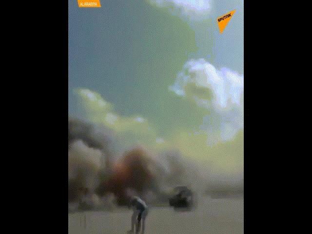 Video: Khoảnh khắc tên lửa đâm thẳng xuống sân bay Yemen khiến 26 người chết
