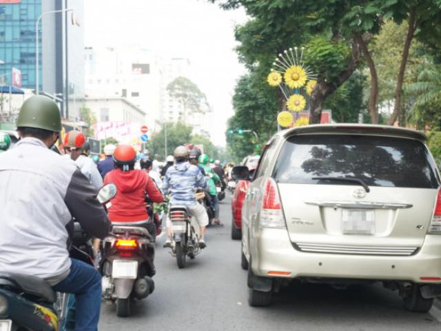 Tin tức trong ngày - TP.HCM: Né phí, ô tô đậu tràn lan đường cấm
