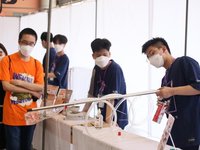 Bạn trẻ - Cuộc sống - Học sinh trường Hà Nội - Amsterdam thử tài làm nhà khoa học