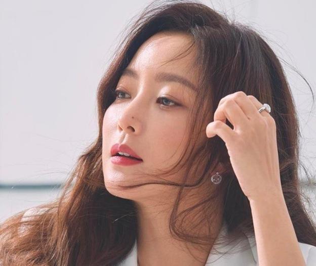 Kim Hee Sun tin tưởng vào việc sử dụng các sản phẩm K-beauty.