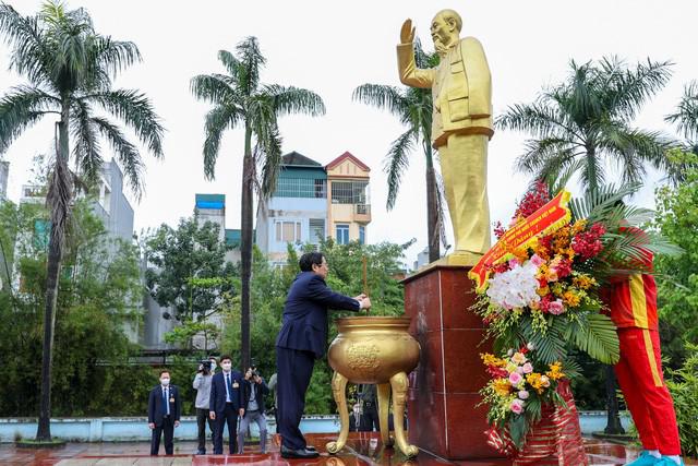 Thủ tướng Phạm Minh Chính, các đại biểu và đại diện đoàn thể thao Việt Nam dâng hương, dâng hoa tại tượng đài Chủ tịch Hồ Chí Minh - Ảnh: VGP