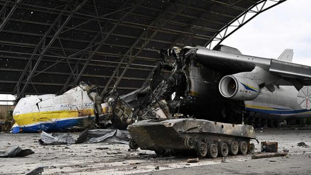 Chiếc AN-225 bị thiệt hại nặng trong trận trận pháo kích vào sân bay Hostomel gần Kiev vào cuối tháng 2. Ảnh: CNN