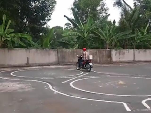 Xe máy - Xe đạp - Clip: Choáng váng với pha thi sát hạch vòng số 8 đánh gục tất cả