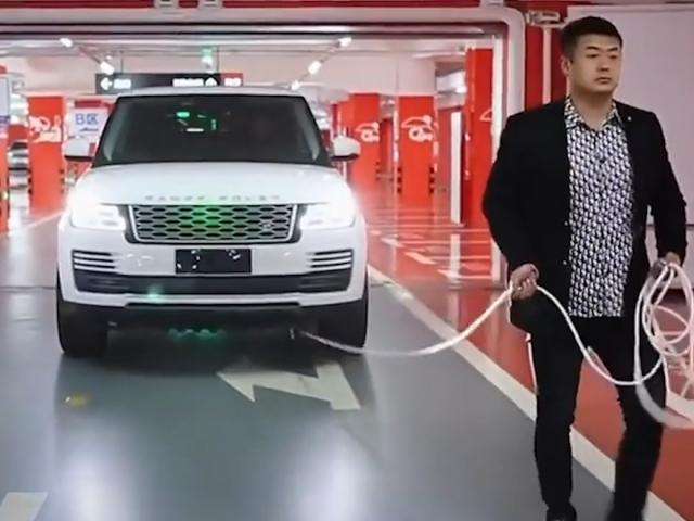 Ô tô - Clip: Pha đối đầu "nảy lửa" giữa Land Rover và G63