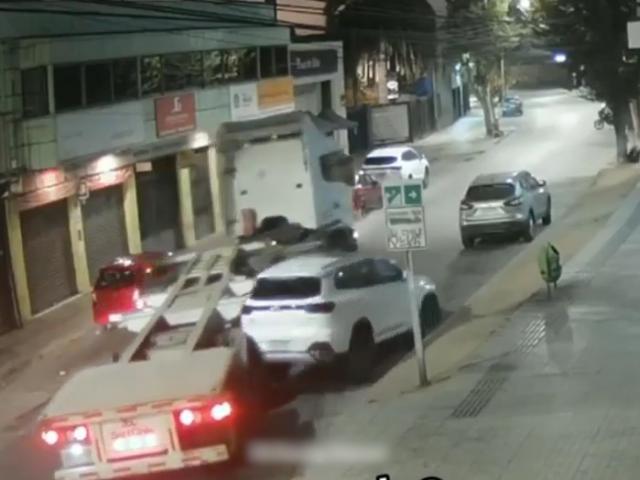 Ô tô - Clip: Pha vào cua "cực gắt" của container khi qua ngã rẽ