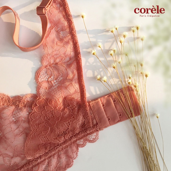 Những chi tiết vải ren giúp điểm xuyến nét nữ tính của người phụ nữ