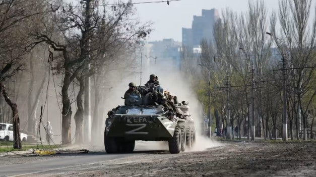 Các binh sĩ Nga lái xe bọc thép ở thành phố Mariupol, Ukraine, hôm 15/4. Ảnh: Reuters