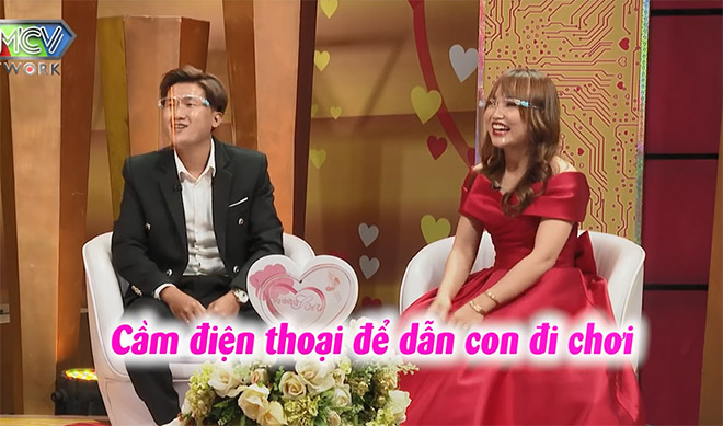 Vợ bủn rủn khi phát hiện chồng đi hát karaoke ôm - 4