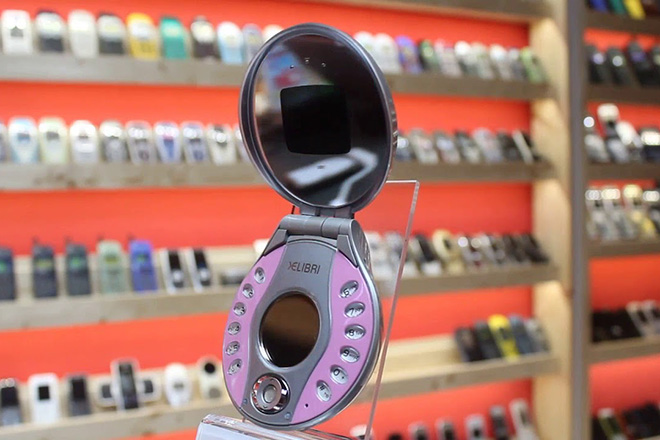 Những mẫu điện thoại vừa kỳ quặc, vừa xấu xí nhất hành tinh - 5