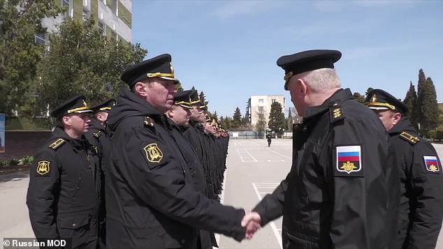 Tư lệnh hải quân Nga gặp gỡ các sĩ quan và thủy thủ của tàu Moskva.