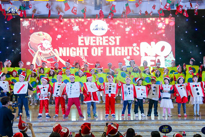 Sân khấu lớn tại Everest giúp học sinh tự tin trước đám đông.