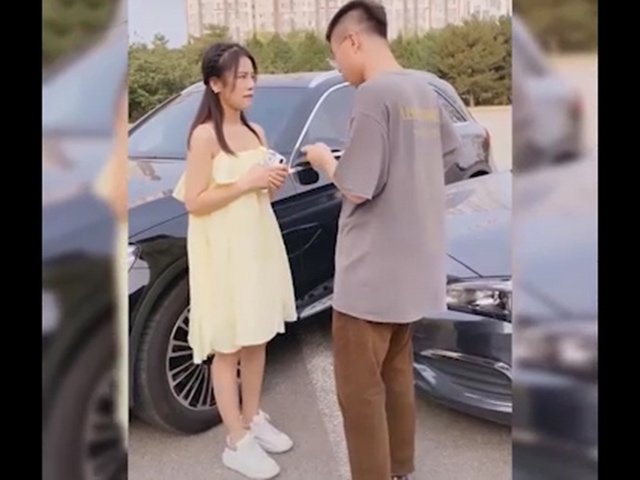 Clip hài hước - Tình huống bất ngờ của cô gái khiến các chàng trai ngã ngửa