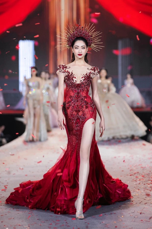 Lương Thùy Linh cùng Á hậu Phương Anh đẹp ngỡ ngàng dự Paris Fashion Week