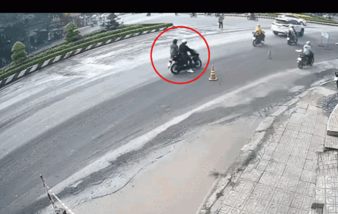 Clip: Người đi xe máy ngã như “đập mít” trên đoạn đường đang thi công - 1
