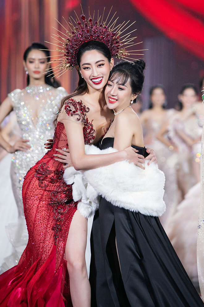 Hoa hậu Lương Thùy Linh khoe đôi chân 1m22 trong chiếc váy nặng 15kg - 1