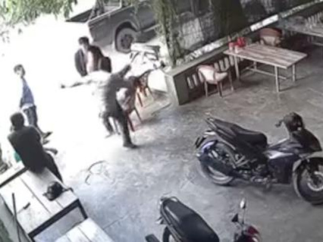 Pháp luật - [CLIP] Người đàn ông bất ngờ bị nhóm người tung cước đá gục tại chỗ
