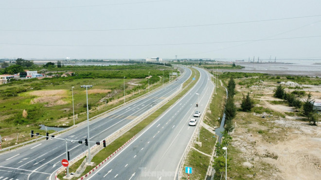 Đường vượt biển Tân Vũ - Lạch Huyện có chiều dài 15,63km (bao gồm cả cầu và đường). Điểm đầu tại nút Tân Vũ với cao tốc Hà Nội - Hải Phòng, điểm cuối tại cổng Cảng Lạch Huyện (cảng cửa ngõ quốc tế Hải Phòng) thuộc huyện Cát Hải. Trong đó, phần cầu Tân Vũ - Lạch Huyện có chiều dài 5,44km, thiết kế vĩnh cửu bằng bê - tông cốt thép dự ứng lực, rộng 16m, 4 làn xe. Tổng mức đầu tư dự án hơn 11.849 tỷ đồng.