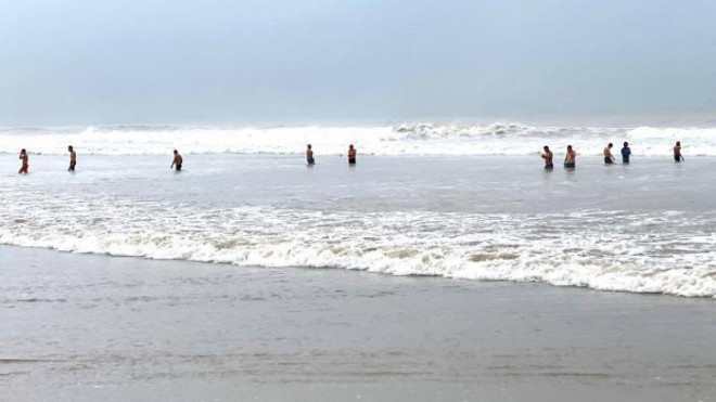 Người dân tắm biển tại bãi biển Mỹ Khê, TP.Đà Nẵng