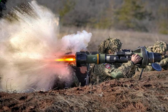 Một quân nhân Ukraine khai hỏa vũ khí chống tăng NLAW trong cuộc tập trận ở vùng Donetsk, miền đông Ukraine, ngày 15-2-2022. Ảnh: AP