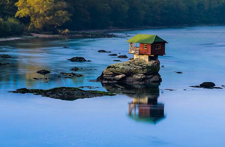 1. Nằm ở giữa sông Drina, ở Serbia có một ngôi nhà nằm cô độc trên đỉnh một mỏm đá, được bao quanh bốn bề là nước.
