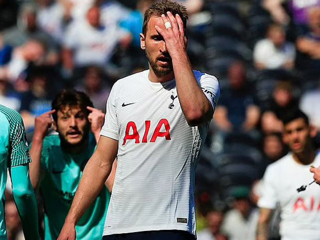 Tottenham ”bước hụt” đua top 4 NHA, Harry Kane bị chỉ trích vì mê golf