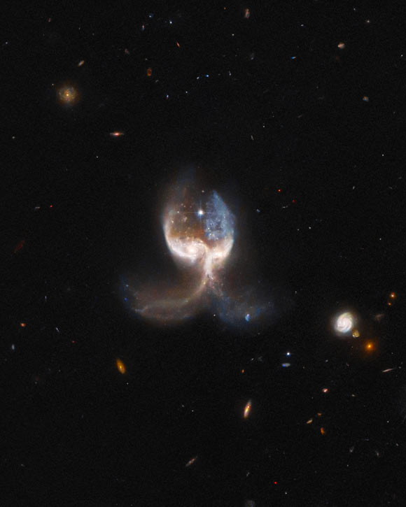 Hình ảnh ngoạn mục về thiên hà "Cánh Thiên Thần" - Ảnh: NASA / ESA / HUBBLE