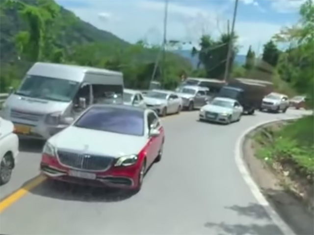 Xe sang lấn lane ngược chiều bị xe tải ép đi lùi trên đèo Bảo Lộc