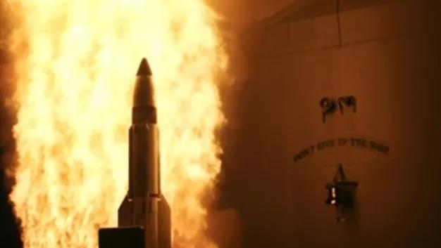 Một tên lửa SM-3 phóng từ tàu USS Lake Erie của Hải quân Mỹ trong nhiệm vụ phá hủy vệ tinh bị hỏng năm 2008. Ảnh: Bộ Quốc phòng Mỹ