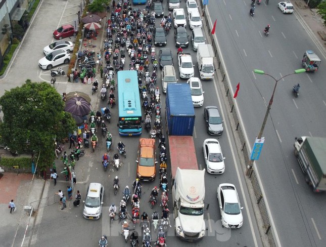 Phân tích nguyên nhân ùn tắc tại nút Pháp Vân thời gian qua, Trung tá Hà Văn Tuân, Đội trưởng Đội CSGT số 14, Phòng CSGT Hà Nội cho biết, ngoài lượng xe cá nhân đông, hiện toàn bộ xe tải, container muốn vào hoặc quá cảnh qua Hà Nội từ phía Nam đều phải đi qua nút Pháp Vân.