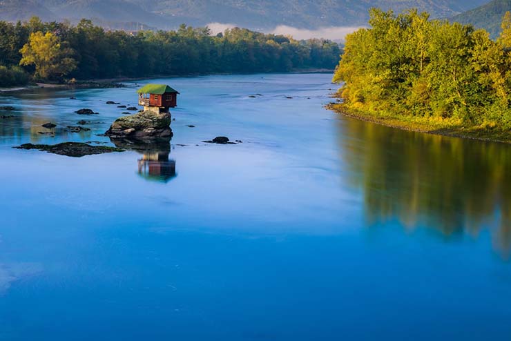 4. Ngôi nhà trên sông Drina được xây dựng vào năm 1968 bởi một nhóm người khao khát muốn tìm một nơi yên tĩnh, vắng vẻ để nghỉ ngơi, tắm nắng sau khi bơi lội, câu cá.
