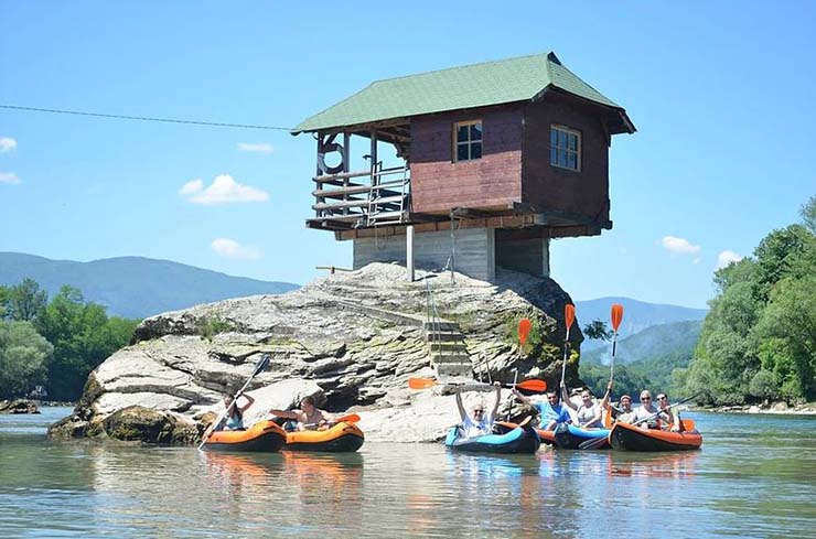 5. Họ bắt đầu vận chuyển gỗ từ một nhà kho cũ nát, sử dụng thuyền và ca nô để chở vật liệu.
