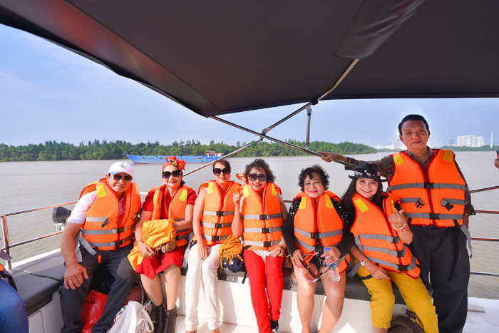 Du khách hào hứng trước giờ khởi hành tour đường sông