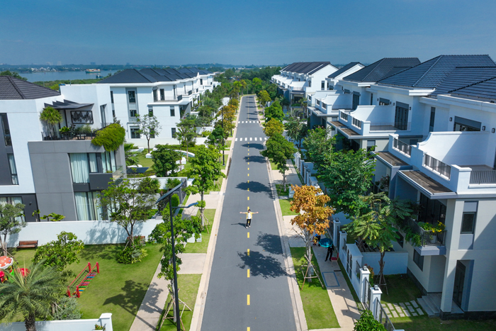 Khu đô thị Aqua City được bao bọc với 32km đường sông và dành 70% diện tích cho mảng xanh, hạ tầng giao thông và tiện ích nội khu hoàn chỉnh