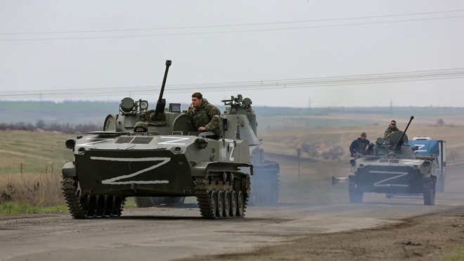 Xe quân sự Nga di chuyển gần Mariupol ngày 18.4.2022.