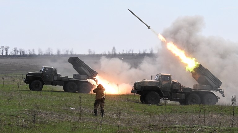Phe ly khai ở Donetsk nã pháo phản lực ở Donbass (ảnh: RT)