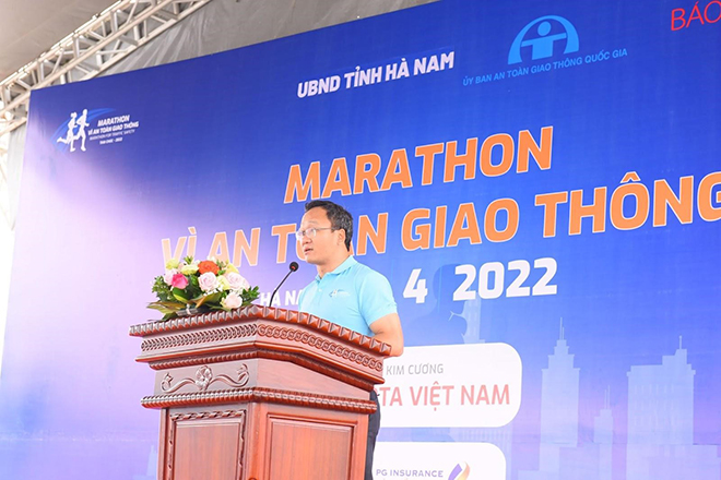 Ông Khuất Việt Hùng - Phó Chủ tịch chuyên trách Ủy Ban ATGT Quốc Gia phát biểu khai mạc giải đấu