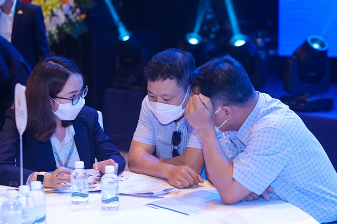 Các khách hàng tìm hiểu các căn hộ cuối cùng của Charm Diamond