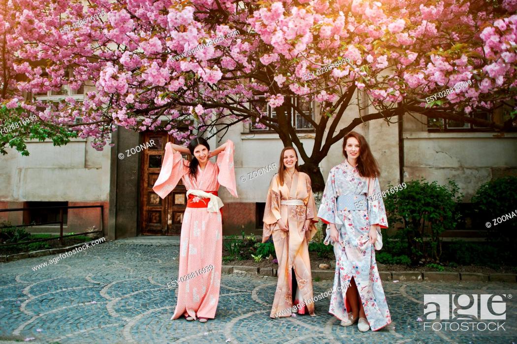 Các người đẹp ngoại quốc diện kimono được khen ngợi duyên dáng.