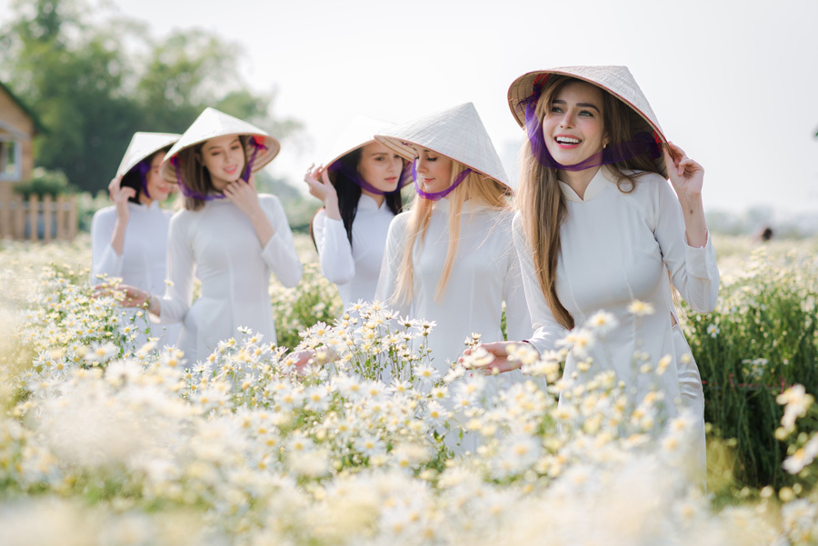 Thiếu nữ phương Tây đẹp như tiên sa trong tà áo dài làm người nhìn ngẩn ngơ - 5
