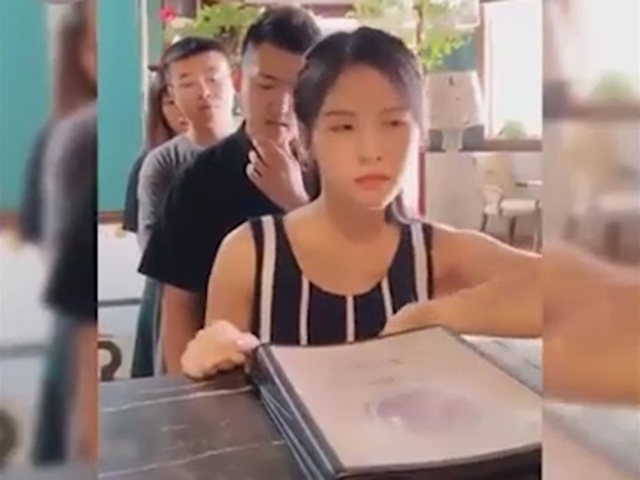 Clip hài hước - Gái xinh có hành động khó tin khiến bao người phải giật mình