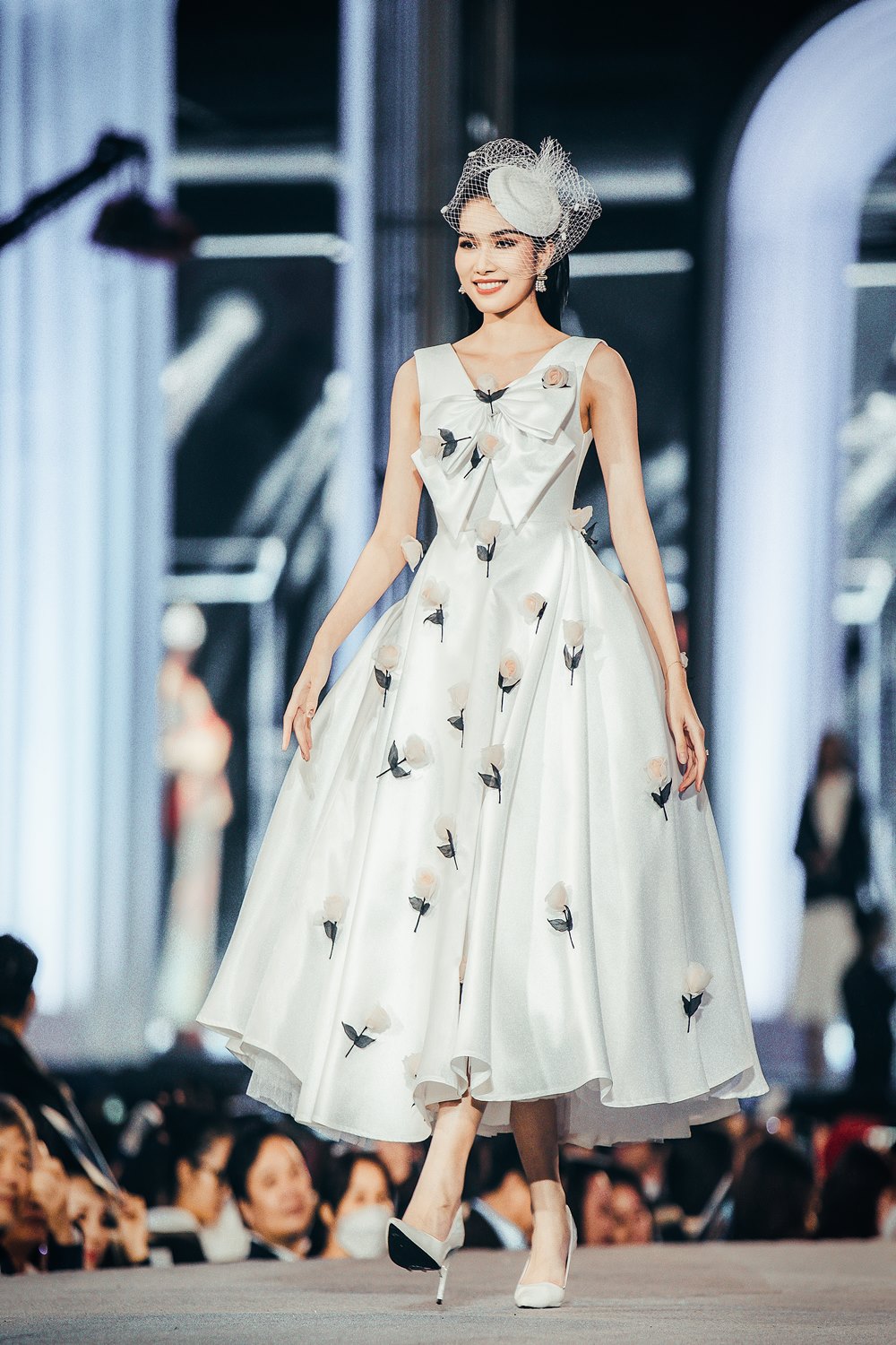 Đỗ Hà, Phương Anh trình diễn thời trang trên sân khấu Miss World