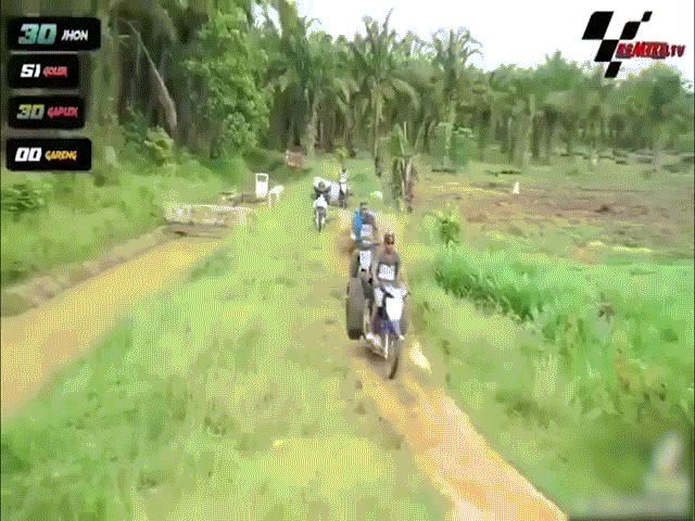 Xe máy - Xe đạp - Clip: Cười "rụng rốn" với giải đua xe mang đậm phong cách thôn quê