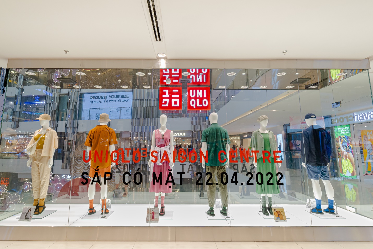 Cửa hàng mới của UNIQLO nằm ở Tầng 4 TTTM Saigon Centre, nổi bật với phần setup trưng bày các thiết kế mang tính biểu tượng và thông tin khai trương chính thức. Đây là cửa hàng đại diện cho tinh thần Hiện Đại, Đổi Mới và Không Ngừng Tiến Về Phía Trước.