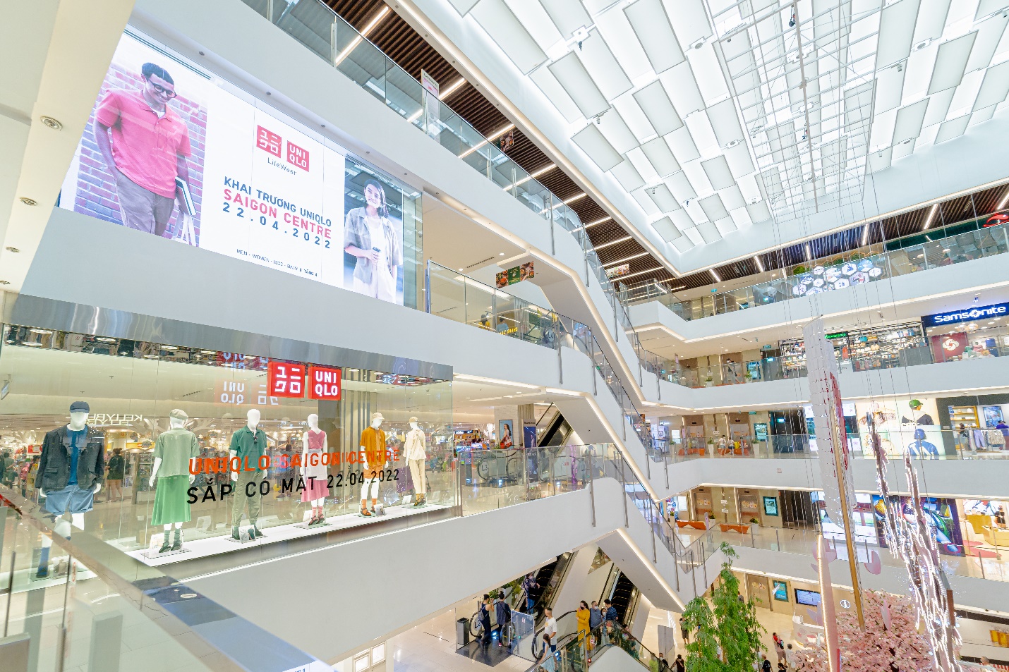 Cửa hàng UNIQLO Saigon Centre gần như ôm trọn cả Tầng 4 của TTTM sầm uất bậc nhất ở Sài Gòn. Theo thông tin công bố, cửa hàng mới của UNIQLO có diện tích bán hàng hơn 3.000 mét vuông, đặc biệt mang đến những góc trưng bày đặc biệt về triết lý LifeWear, các sản phẩm biểu tượng của UNIQLO, các sản phẩm in đậm dấu ấn văn hóa đặc trưng của Việt Nam kết hợp cùng các nhà sáng tạo, doanh nghiệp địa phương….