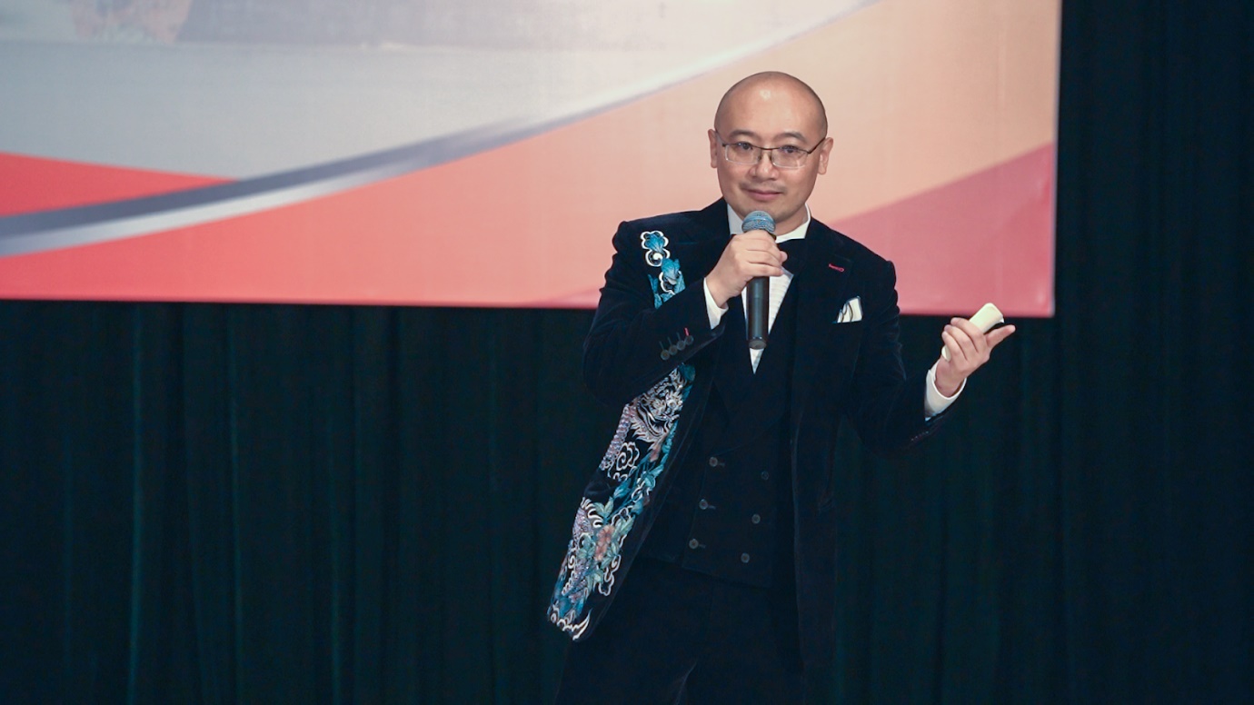 Ông Tom Peng chia sẻ tại buổi hội thảo